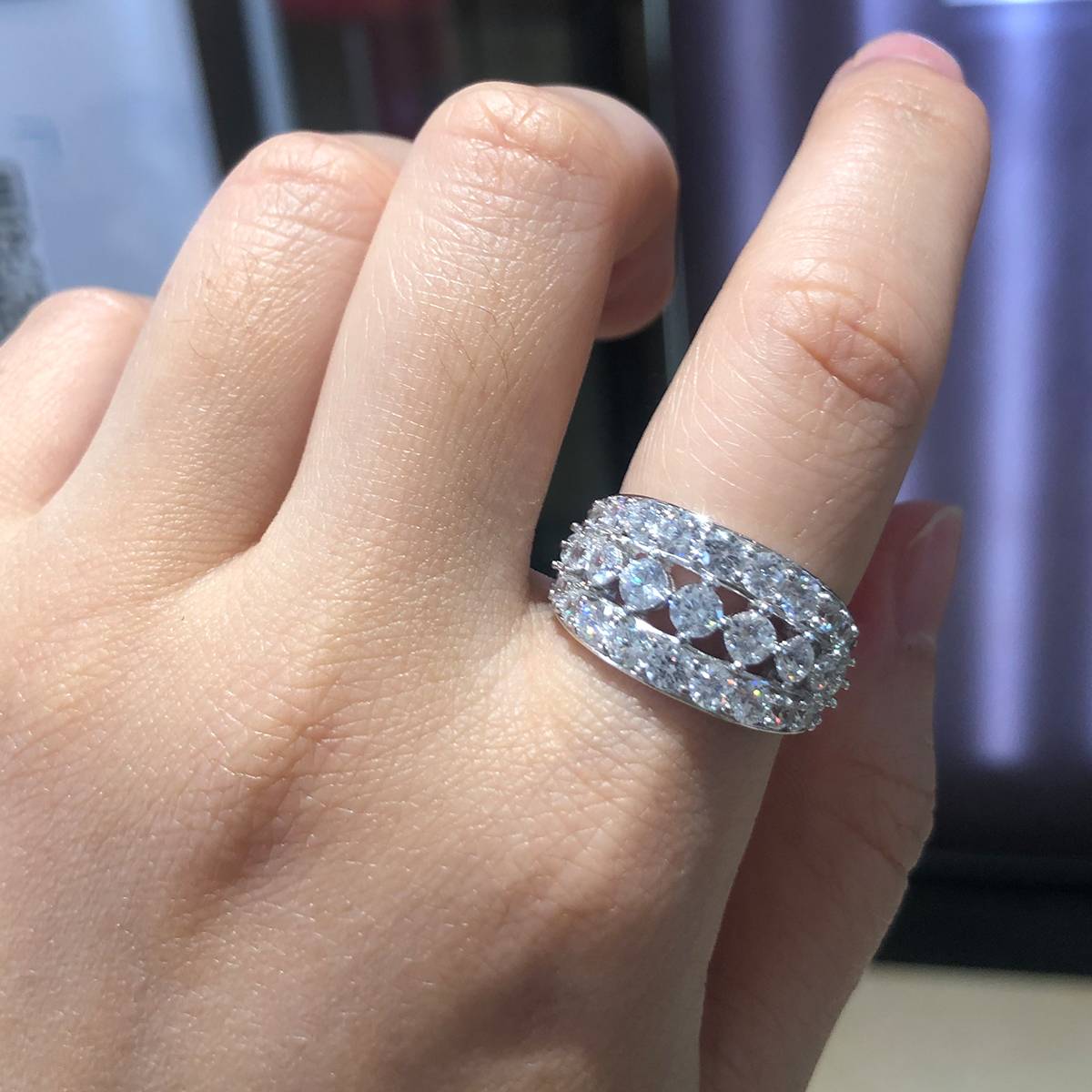 满钻豪镶排戒S925银镀白金女戒定制选款副石莫桑钻1.36ct